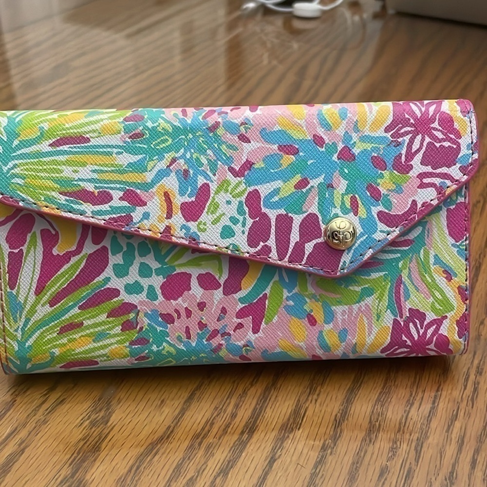 Lilly Pulitzer “It’s Always Sunny Somewhere” Folding Sunglass Case - Picture 6 of 8